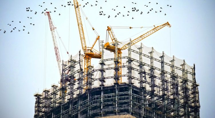 Edificio en construcción con grúas