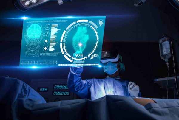 Médico con realidad virtual en la sala de operaciones en el hospital. cirujano que analiza el resultado de la prueba cardíaca del paciente y la anatomía en la interfaz virtual futurista.