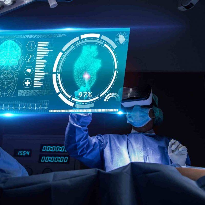 Médico con realidad virtual en la sala de operaciones en el hospital. cirujano que analiza el resultado de la prueba cardíaca del paciente y la anatomía en la interfaz virtual futurista.