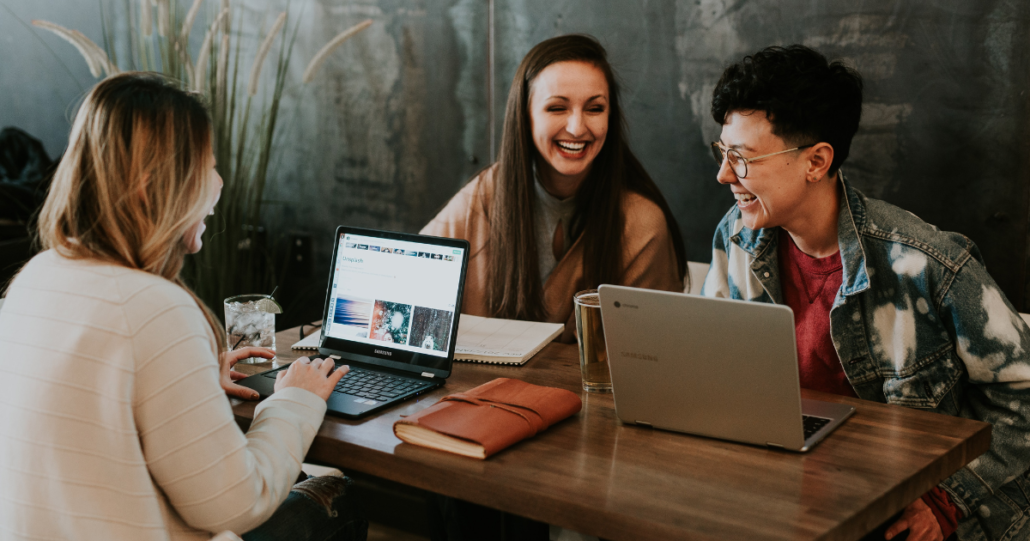 empleados riéndose en una mesa