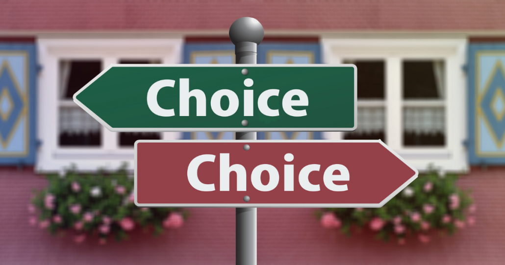 Cartel con dos direcciones que indican dos caminos opuestos haciendo referencia a las distintas opciones al cambiar de trabajo.