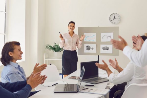 equipo de recursos humanos celebrando la promoción interna de una compañera