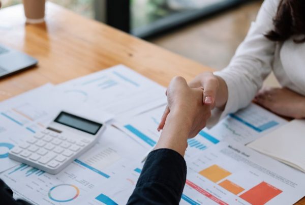 Consultores de recursos humanos realizando una negociación salarial.