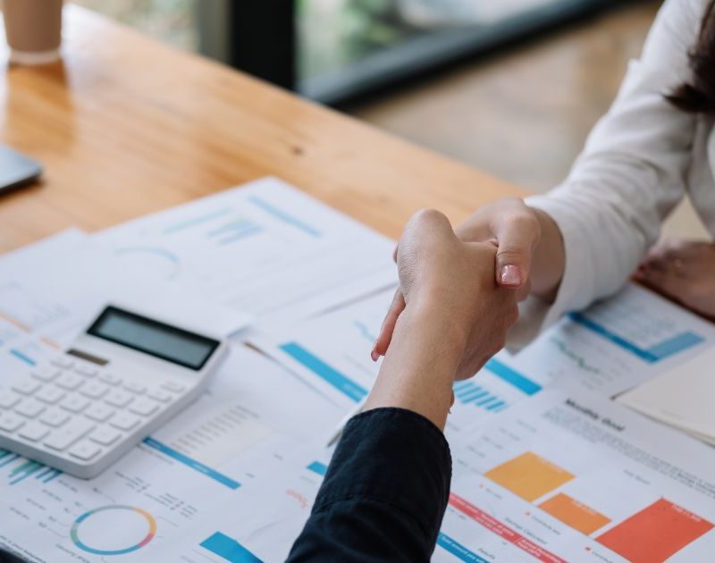 Consultores de recursos humanos realizando una negociación salarial.