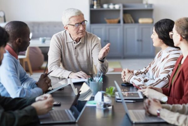 grupo de trabajadores de diferentes edades reunidos