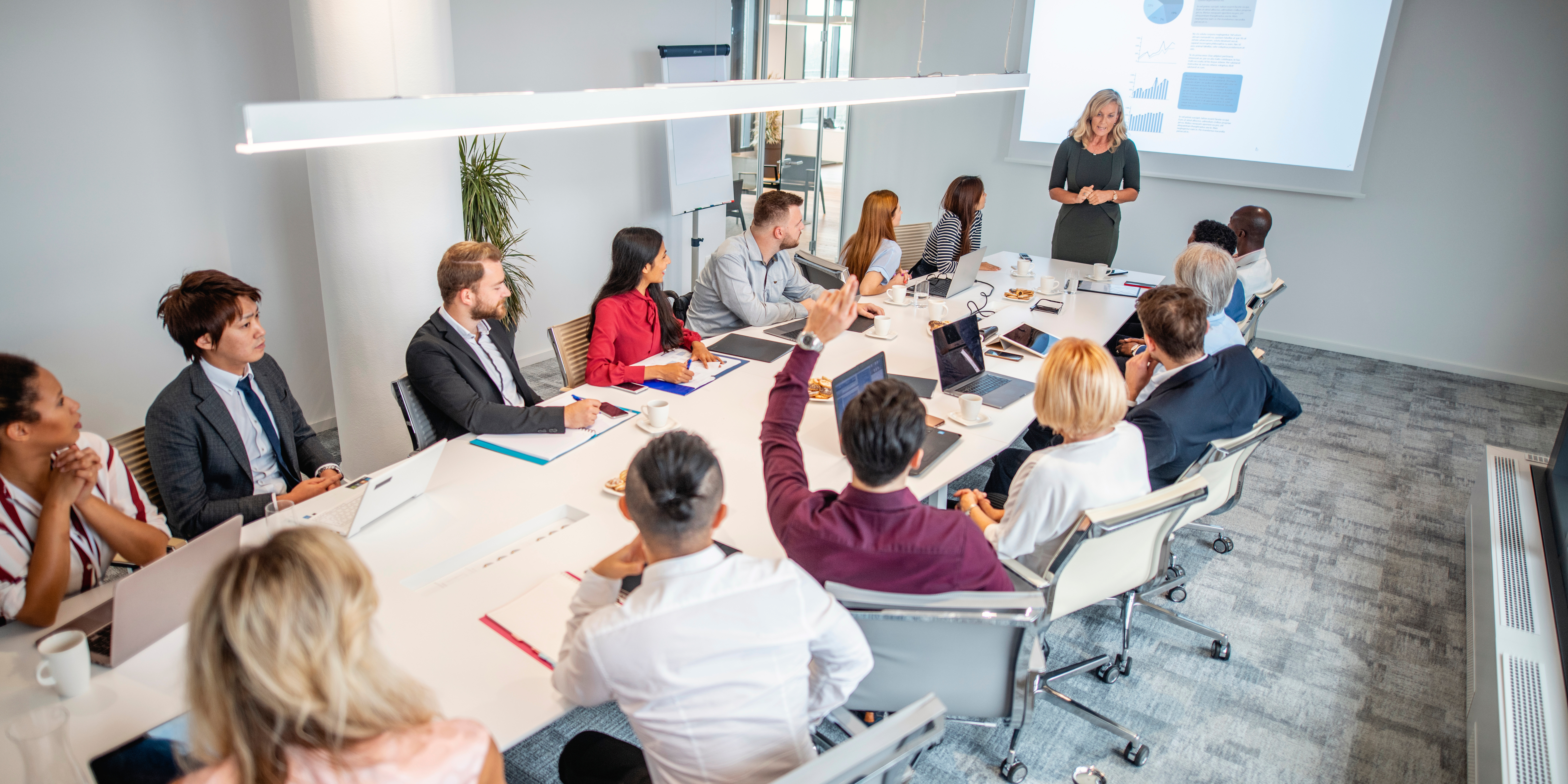 La Transformación del Executive Search en Sectores Estratégicos: Por qué el «Sourcing» ya no es suficiente en 2026 